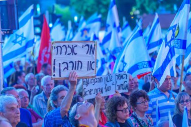 Hayfa, İsrail - 01 Haziran 2024: Çeşitli tabela ve bayraklara sahip bir kalabalık hükümeti protesto ederek yeni seçim çağrısında bulundu. Hayfa, İsrail