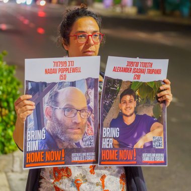 Hayfa, İsrail - 3 Haziran 2024: Çeşitli tabela ve bayraklara sahip insanlar, 4 rehinenin, Hayfa, İsrail 'in ölüm haberinin ardından rehine anlaşması çağrısında bulundu