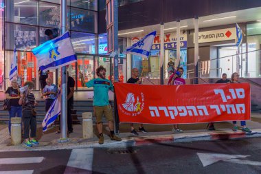 Hayfa, İsrail - 3 Haziran 2024: Çeşitli tabela ve bayraklara sahip insanlar, 4 rehinenin, Hayfa, İsrail 'in ölüm haberinin ardından rehine anlaşması çağrısında bulundu