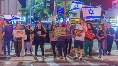 Hayfa, İsrail - 3 Haziran 2024: Çeşitli tabela ve bayraklara sahip insanlar, 4 rehinenin, Hayfa, İsrail 'in ölüm haberinin ardından rehine anlaşması çağrısında bulundu