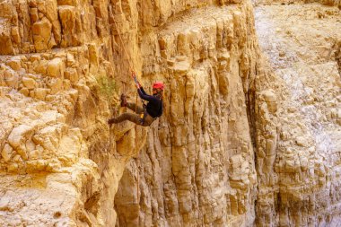 Masada, İsrail - 19 Ocak 2024: İniş pratiği yapan ziyaretçilerle çöl manzarasına bakmak. Ölü Deniz Kıyısı, Judaean Çölü, Güney İsrail