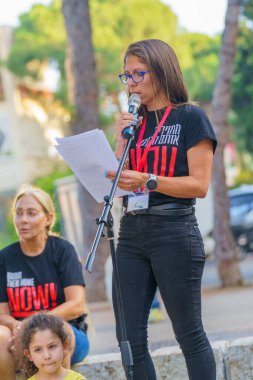 Hayfa, İsrail - Haziran 06, 2024: Dr. Daniela Mazor rehine ailelerine destek için kalabalığa seslendi ve Hayfa, İsrail 'de bir rehine anlaşması çağrısında bulundu