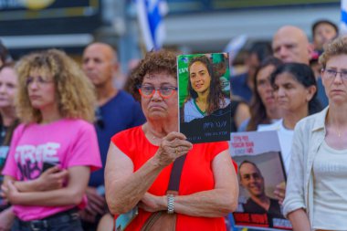 Hayfa, İsrail - Haziran 06, 2024: Rehine ailelerine destek veren ve İsrail 'in Hayfa kentinde bir rehine anlaşması için çağrıda bulunan çeşitli tabela ve bayraklı kalabalık