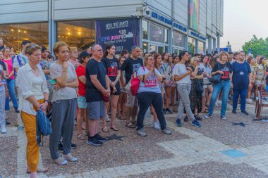 Hayfa, İsrail - Haziran 06, 2024: Rehine ailelerine destek veren ve İsrail 'in Hayfa kentinde bir rehine anlaşması için çağrıda bulunan çeşitli tabela ve bayraklı kalabalık