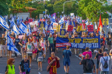 Hayfa, İsrail - Haziran 08, 2024: İnsanlar hükümete karşı çeşitli tabelalar ve bayraklarla yeni seçimler çağrısında bulunarak bir protesto yürüyüşüne katılıyor. Hayfa, İsrail
