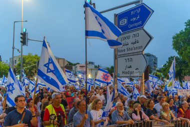 Hayfa, İsrail - 08 Haziran 2024: Hükümete karşı düzenlenen bir meclis protestosunda çeşitli tabela ve bayraklara sahip bir kalabalık yeni seçim çağrısında bulundu. Hayfa, İsrail
