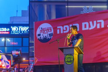 Hayfa, İsrail - 08 Haziran 2024: Eran Schwartz, hükümete, Hayfa, İsrail 'e karşı düzenlenen bir protesto yürüyüşü kapsamında kalabalığa sesleniyor