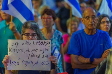 Hayfa, İsrail - 08 Haziran 2024: Hükümete karşı düzenlenen bir meclis protestosunda çeşitli tabela ve bayraklara sahip bir kalabalık yeni seçim çağrısında bulundu. Hayfa, İsrail