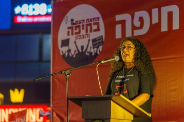 Hayfa, İsrail - 08 Haziran 2024: Eski yargıç Sara Haviv, hükümete karşı düzenlenen protesto yürüyüşü kapsamında kalabalığa sesleniyor, Hayfa, İsrail