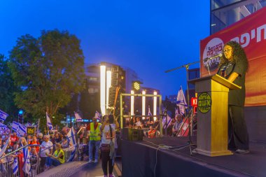 Hayfa, İsrail - 08 Haziran 2024: Eski yargıç Sara Haviv, hükümete karşı düzenlenen protesto yürüyüşü kapsamında kalabalığa sesleniyor, Hayfa, İsrail