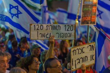 Hayfa, İsrail - 08 Haziran 2024: Hükümete karşı düzenlenen bir meclis protestosunda çeşitli tabela ve bayraklara sahip bir kalabalık yeni seçim çağrısında bulundu. Hayfa, İsrail