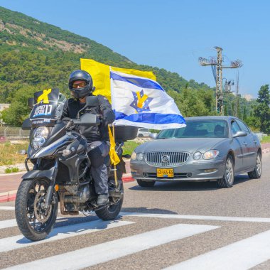 Yagur, İsrail - 10 Haziran 2024: 120 rehineye ve ailelerine destek veren 120 araçlı konvoy, İsrail 'in Yagur kentinde rehine anlaşması çağrısında bulundu