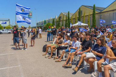 Yagur, İsrail - 10 Haziran 2024: Rehine ailelerine destek veren çeşitli tabela ve bayraklı kalabalık, 120 araç konvoyu etkinliği (Özgürlük Mitingi), Yagur, İsrail