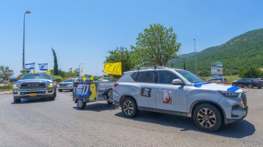 Yagur, İsrail - 10 Haziran 2024: 120 rehineye ve ailelerine destek veren 120 araçlı konvoy, İsrail 'in Yagur kentinde rehine anlaşması çağrısında bulundu