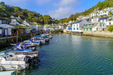 Polperro, İngiltere - 16 Ekim 2022: İngiltere 'nin Cornwall kentindeki Polperro köyünün balıkçı limanının görüntüsü