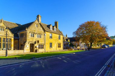 Broadway, İngiltere - 18 Ekim 2022: Broadway, Cotswold bölgesinde yerel işletmeler, yerel halk ve ziyaretçilerle sokak manzarası, İngiltere