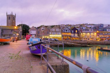 St Ives, İngiltere - 14 Ekim 2022: St. Ives, Cornwall, İngiltere, İngiltere 'de çeşitli işletmelerle limanın günbatımı manzarası