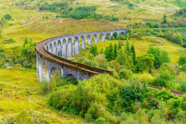 Glenfinnan Viaduct manzarası ve çevresindeki manzara, Lochaber bölgesinde, İskoçya 'nın Batı Highlands, İngiltere
