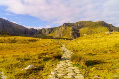 Llyn Idwal Gölü yakınlarındaki manzara ve patika manzarası, Snowdonia Ulusal Parkı, Galler 'in kuzeyi, İngiltere