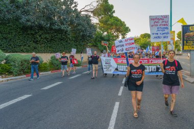 Hayfa, İsrail - 15 Haziran 2024: Barış görüşmesi, ateşkes ve rehine anlaşması çağrısında bulunan insanlar, protesto yürüyüşü kapsamında, Hayfa, İsrail
