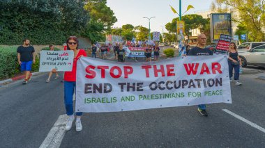 Hayfa, İsrail - 15 Haziran 2024: Barış görüşmesi, ateşkes ve rehine anlaşması çağrısında bulunan insanlar, protesto yürüyüşü kapsamında, Hayfa, İsrail