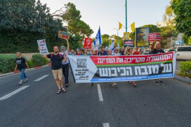 Hayfa, İsrail - 15 Haziran 2024: Barış görüşmesi, ateşkes ve rehine anlaşması çağrısında bulunan insanlar, protesto yürüyüşü kapsamında, Hayfa, İsrail