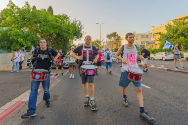 Hayfa, İsrail - 15 Haziran 2024: İnsanlar hükümete karşı çeşitli tabela ve bayraklarla bir protesto yürüyüşüne katılarak yeni seçimler çağrısında bulundu. Hayfa, İsrail