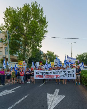 Hayfa, İsrail - 15 Haziran 2024: İnsanlar hükümete karşı çeşitli tabela ve bayraklarla bir protesto yürüyüşüne katılarak yeni seçimler çağrısında bulundu. Hayfa, İsrail