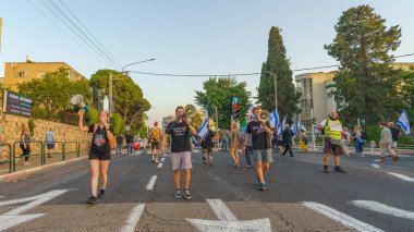 Hayfa, İsrail - 15 Haziran 2024: İnsanlar hükümete karşı çeşitli tabela ve bayraklarla bir protesto yürüyüşüne katılarak yeni seçimler çağrısında bulundu. Hayfa, İsrail
