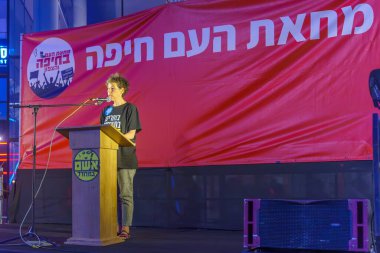 Hayfa, İsrail - 15 Haziran 2024: Nitzan Weisberg, İsrail hükümetine karşı düzenlenen bir protesto yürüyüşü kapsamında kalabalığa sesleniyor