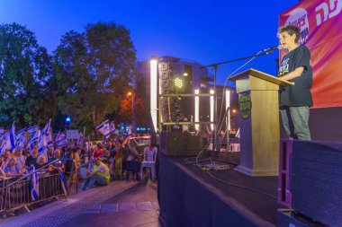 Hayfa, İsrail - 15 Haziran 2024: Nitzan Weisberg, İsrail hükümetine karşı düzenlenen bir protesto yürüyüşü kapsamında kalabalığa sesleniyor