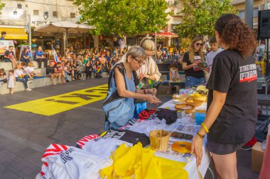 Hayfa, İsrail - 20 Haziran 2024: Rehine ailelerine destek veren ve İsrail 'in Hayfa kentinde bir rehine anlaşması için çağrıda bulunan çeşitli tabela ve bayraklı kalabalık