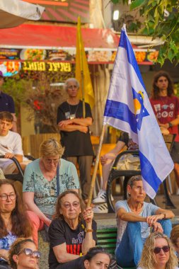 Hayfa, İsrail - 20 Haziran 2024: Rehine ailelerine destek veren ve İsrail 'in Hayfa kentinde bir rehine anlaşması için çağrıda bulunan çeşitli tabela ve bayraklı kalabalık