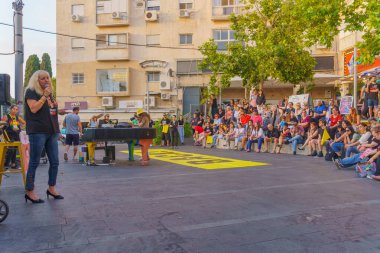 Hayfa, İsrail - 20 Haziran 2024: Hamas 'ın rehinesi Ömer Neutra' nın teyzesi Osnat Getz, rehine aileleri için bir destek toplantısı düzenledi ve İsrail 'in Hayfa kentinde bir rehine anlaşması çağrısında bulundu.