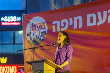 Hayfa, İsrail - 22 Haziran 2024: Yazar Lihi Lapid, hükümete karşı düzenlenen bir protesto yürüyüşü kapsamında kalabalığa sesleniyor, Hayfa, İsrail