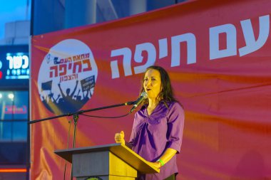 Hayfa, İsrail - 22 Haziran 2024: Yazar Lihi Lapid, hükümete karşı düzenlenen bir protesto yürüyüşü kapsamında kalabalığa sesleniyor, Hayfa, İsrail