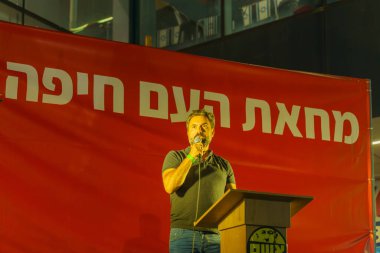 Hayfa, İsrail - 22 Haziran 2024: Siyasi eylemci Uri Zaki, hükümete karşı düzenlenen bir protesto yürüyüşü kapsamında kalabalığa sesleniyor, Hayfa, İsrail