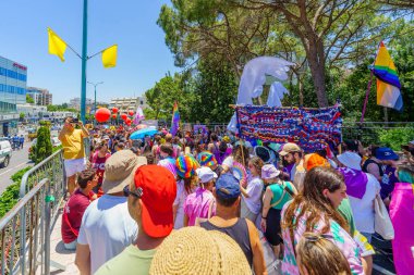 Hayfa, İsrail - 21 Haziran 2024: LGBTQ + cemaatinin yıllık Onur Yürüyüşü, Hayfa, İsrail