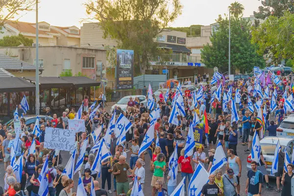 Hayfa, İsrail - 22 Haziran 2024: İnsanlar hükümete karşı çeşitli tabela ve bayraklarla bir protesto yürüyüşüne katılarak yeni seçimler çağrısında bulundu. Hayfa, İsrail