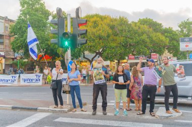 Hayfa, İsrail - 27 Haziran 2024: Sağ görüşlü hükümet destekçileri teröristlere zafer ve ölüm çağrısında bulundu. Hayfa, İsrail