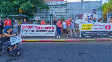 Hayfa, İsrail - 29 Haziran 2024: Barış görüşmesi, ateşkes ve rehine anlaşması çağrısında bulunan imzalı insanlar, protesto mitinginin bir parçası, Hayfa, İsrail