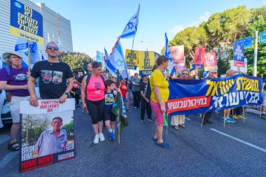 Hayfa, İsrail - 29 Haziran 2024: Hükümete karşı bir protesto yürüyüşü sahnesi, insanların katıldığı, çeşitli tabelalar ve bayraklarla yeni seçimler çağrısında bulundu. Hayfa, İsrail