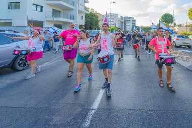 Hayfa, İsrail - 29 Haziran 2024: Hükümete karşı bir protesto yürüyüşü sahnesi, insanların katıldığı, çeşitli tabelalar ve bayraklarla yeni seçimler çağrısında bulundu. Hayfa, İsrail
