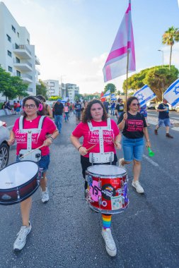 Hayfa, İsrail - 29 Haziran 2024: Hükümete karşı bir protesto yürüyüşü sahnesi, insanların katıldığı, çeşitli tabelalar ve bayraklarla yeni seçimler çağrısında bulundu. Hayfa, İsrail