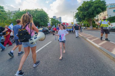 Hayfa, İsrail - 29 Haziran 2024: Hükümete karşı bir protesto yürüyüşü sahnesi, insanların katıldığı, çeşitli tabelalar ve bayraklarla yeni seçimler çağrısında bulundu. Hayfa, İsrail