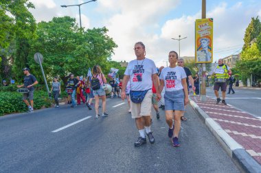 Hayfa, İsrail - 29 Haziran 2024: Hükümete karşı bir protesto yürüyüşü sahnesi, insanların katıldığı, çeşitli tabelalar ve bayraklarla yeni seçimler çağrısında bulundu. Hayfa, İsrail