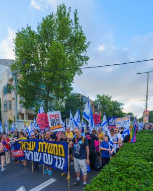 Hayfa, İsrail - 29 Haziran 2024: Hükümete karşı bir protesto yürüyüşü sahnesi, insanların katıldığı, çeşitli tabelalar ve bayraklarla yeni seçimler çağrısında bulundu. Hayfa, İsrail