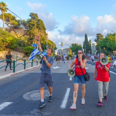 Hayfa, İsrail - 29 Haziran 2024: Hükümete karşı bir protesto yürüyüşü sahnesi, insanların katıldığı, çeşitli tabelalar ve bayraklarla yeni seçimler çağrısında bulundu. Hayfa, İsrail
