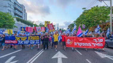 Hayfa, İsrail - 29 Haziran 2024: Hükümete karşı bir protesto yürüyüşü sahnesi, insanların katıldığı, çeşitli tabelalar ve bayraklarla yeni seçimler çağrısında bulundu. Hayfa, İsrail