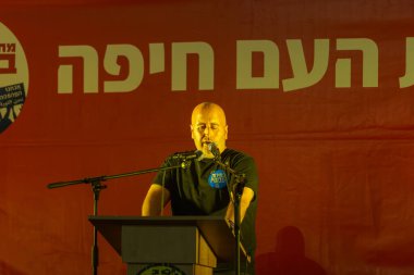 Hayfa, İsrail - 29 Haziran 2024: Avner Stepak hükümete, Hayfa, İsrail 'e karşı düzenlenen bir protesto mitinginde kalabalığa sesleniyor
